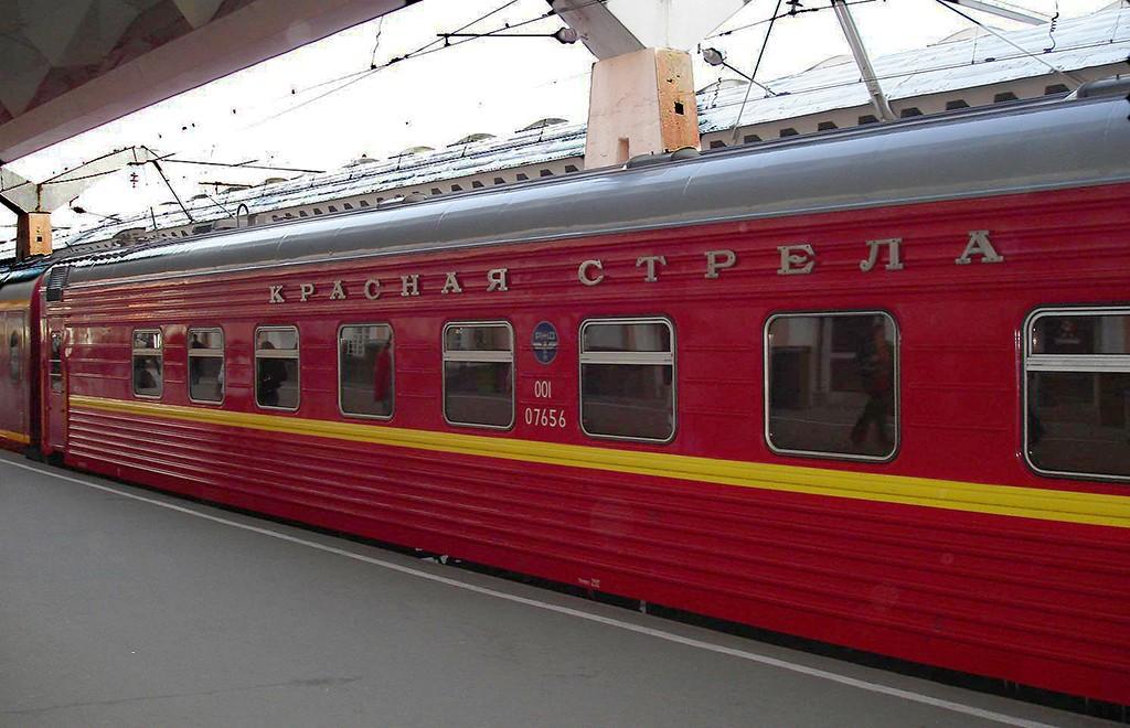 Запущен первый в СССР фирменный поезд «Красная стрела»